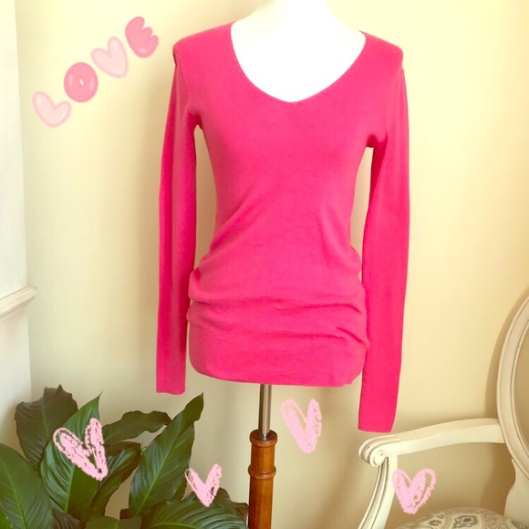 Banana Republic Sweaters - 🎉HP🎉Banana Republic Pink V-Neck sweater
